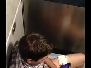 Dotado espiado pajeandose