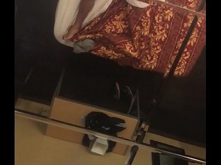 masturb&aacute;ndome en el hotel
