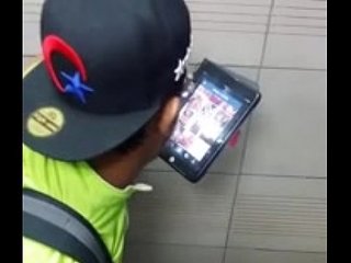 Re pajero mirando porno en ba&ntilde;o p&uacute;blico